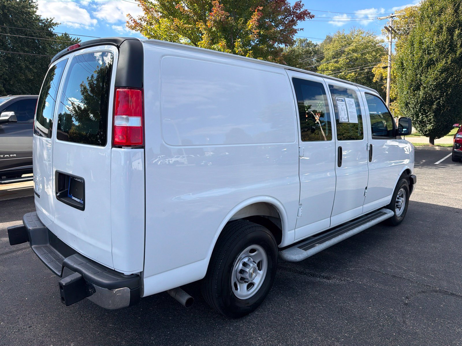 Used 2025 Chevrolet Express 2500 w/ Driver Convenience Package RWD image 5