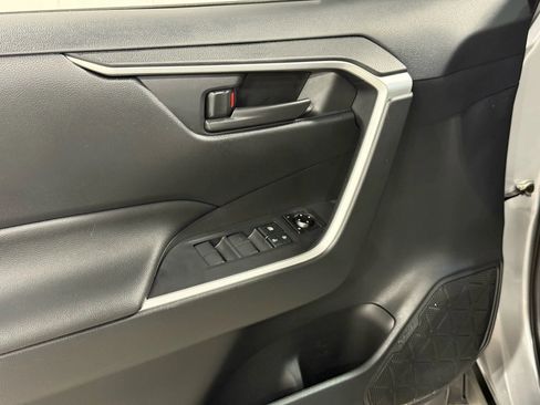 Used 2021 Toyota RAV4 SE image 12