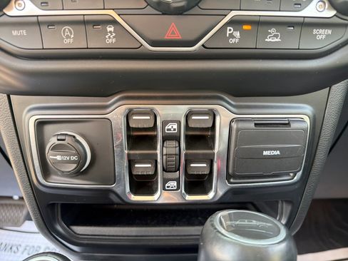 Used 2020 Jeep Gladiator Overland AWD/4WD image 4