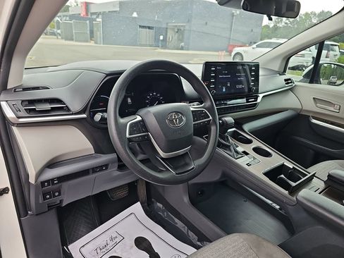 Used 2021 Toyota Sienna LE FWD image 22