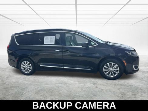 Used 2018 Chrysler Pacifica Touring-L FWD image 4