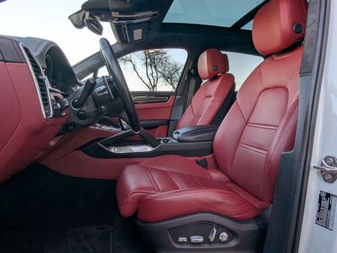 Certified 2021 Porsche Cayenne Turbo S image 5