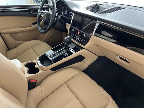 Certified 2025 Porsche Macan image 19