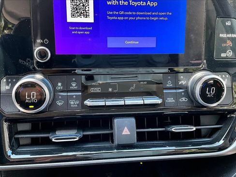 Used 2023 Toyota Highlander XLE FWD image 25