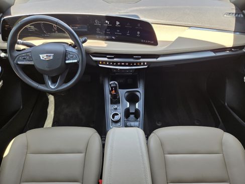 Used 2024 Cadillac XT4 Luxury w/ Cold Weather Package FWD image 23