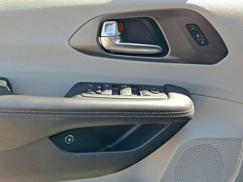 Used 2023 Chrysler Pacifica Touring-L FWD image 12