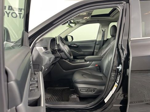 Used 2025 Toyota Highlander XLE image 3