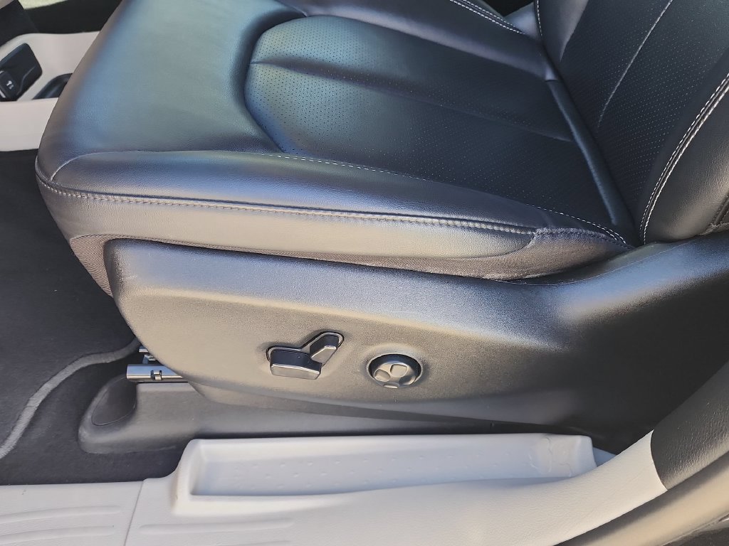 Used 2024 Chrysler Pacifica Limited FWD image 12