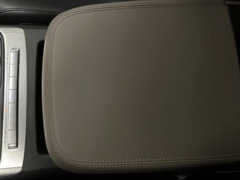 Used 2025 Kia Carnival FWD image 19