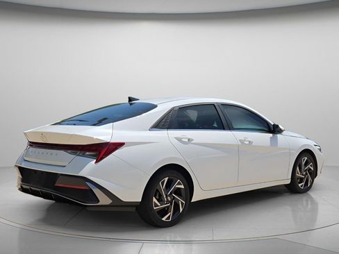 Used 2024 Hyundai Elantra SEL w/ Convenience Package FWD image 7