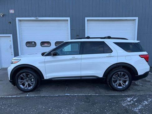 Used 2022 Ford Explorer XLT w/ Equipment Group 202A image 7