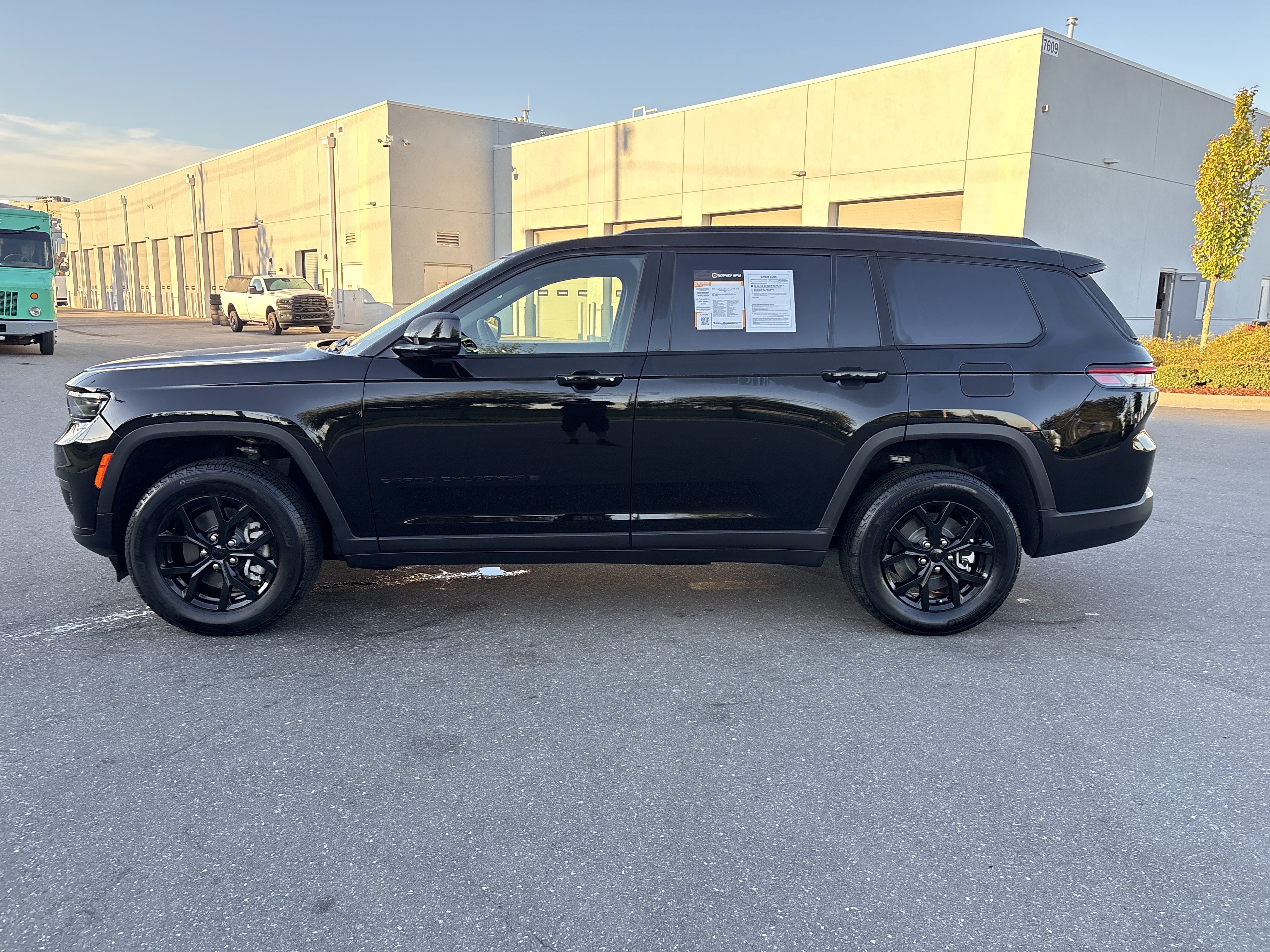 Used 2025 Jeep Grand Cherokee L Altitude AWD/4WD image 6