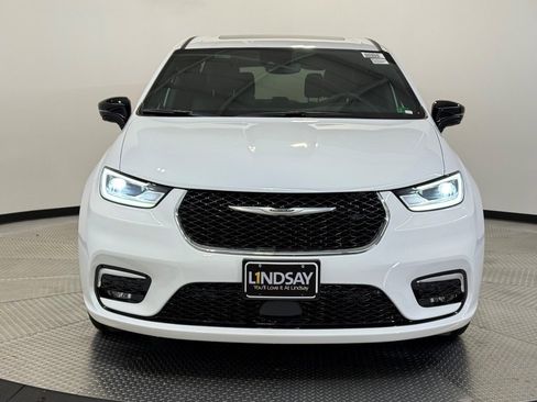 New 2026 Chrysler Pacifica Select image 2