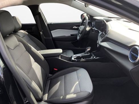 Used 2025 Chevrolet Trax LT w/ LT Convenience Package image 15