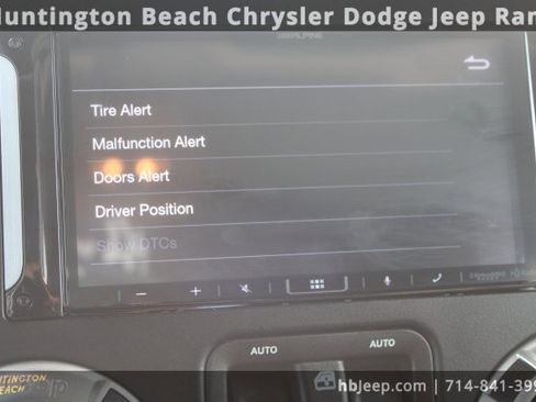 Used 2017 Jeep Wrangler Unlimited Rubicon w/ Connectivity Group image 24