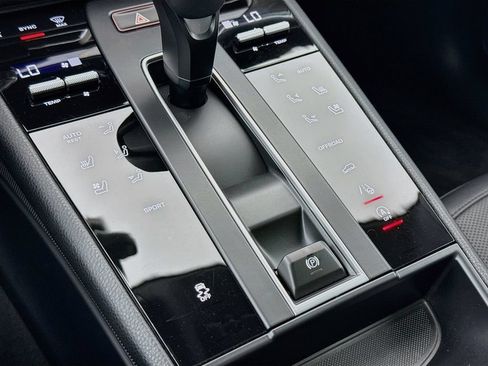 Certified 2025 Porsche Macan AWD/4WD image 22