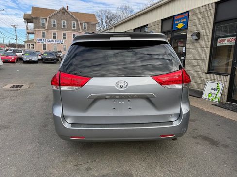 Used 2012 Toyota Sienna LE w/ Towing Pkg image 5