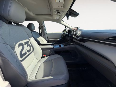 Certified 2023 Toyota Sienna Limited image 13