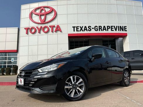 Used 2025 Nissan Versa SV image 2