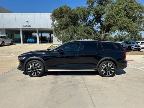 Certified 2025 Volvo V60 B5 Cross Country Ultra w/ Protection Package Premier image 3