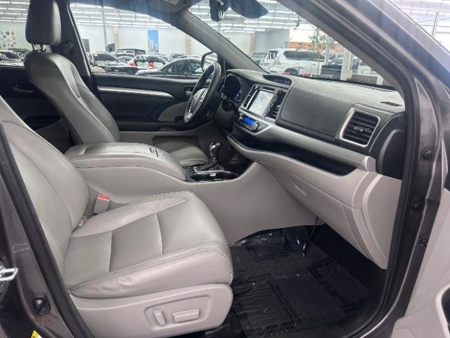 Used 2017 Toyota Highlander XLE AWD/4WD image 7