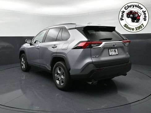 Used 2022 Toyota RAV4 LE AWD/4WD image 4