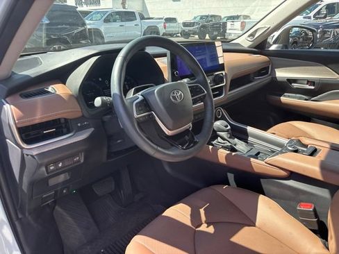 Used 2025 Toyota Grand Highlander AWD image 6