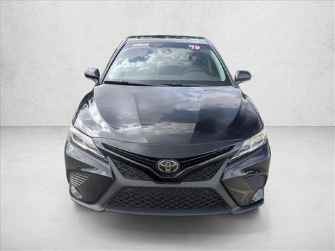 Used 2019 Toyota Camry SE w/ Convenience Package FWD image 2