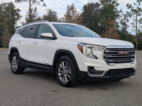 Used 2023 GMC Terrain SLT image 2