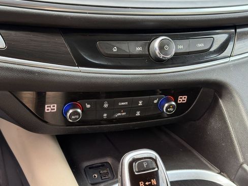 Used 2020 Buick Enclave Essence FWD image 18