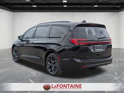 New 2026 Chrysler Pacifica Select w/ S Appearance Package