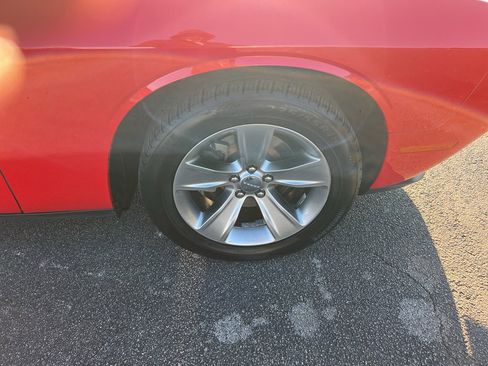 Used 2019 Dodge Challenger SXT image 10
