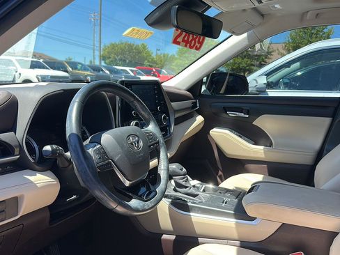 Used 2020 Toyota Highlander XLE AWD/4WD image 2