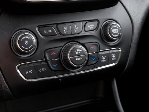 Used 2022 Jeep Cherokee Limited image 34