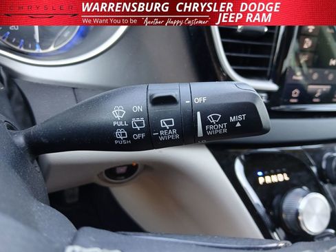 Used 2023 Chrysler Pacifica Touring-L image 18