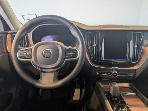 Used 2023 Volvo XC60 B5 Plus image 16