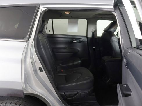 Used 2020 Toyota Highlander XLE image 33