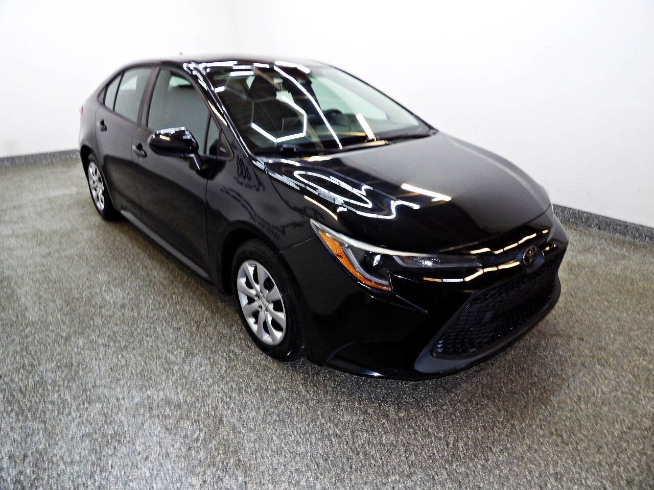 Used 2021 Toyota Corolla LE FWD image 3