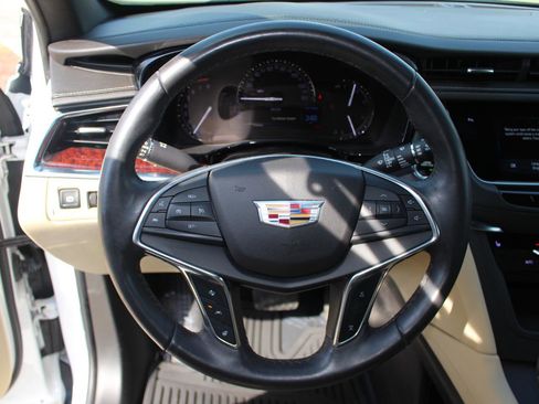 Used 2018 Cadillac XT5 Luxury w/ Driver Awareness Package FWD image 18