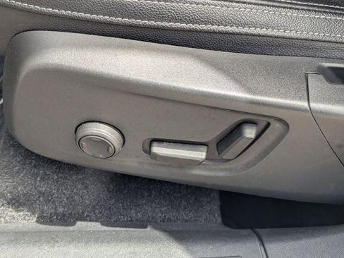 Used 2020 Volvo XC40 T4 Momentum w/ Protection Package Premier image 21