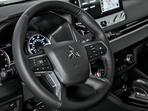 New 2026 Mitsubishi Outlander SE image 17