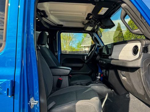 Used 2024 Jeep Wrangler Unlimited w/ Convenience Group AWD/4WD image 12