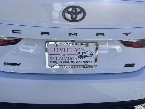 Used 2025 Toyota Camry SE image 9