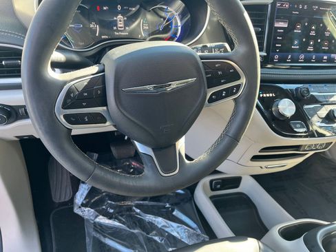 Used 2023 Chrysler Pacifica Touring-L image 38