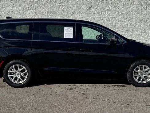 Used 2024 Chrysler Pacifica Touring-L image 8