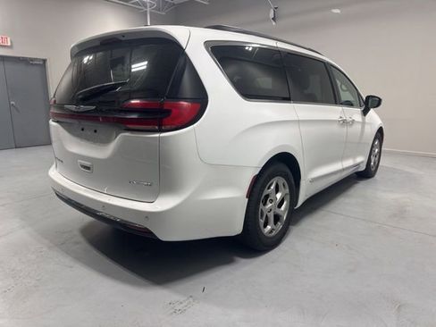 Used 2023 Chrysler Pacifica Limited image 5