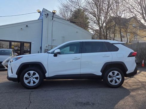 Used 2022 Toyota RAV4 LE AWD/4WD image 2