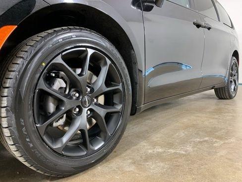 Used 2024 Chrysler Pacifica Touring-L w/ Uconnect Theater Family Group image 2
