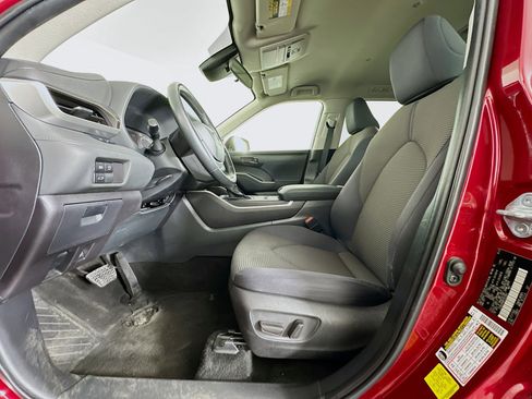 Used 2023 Toyota Highlander LE image 13