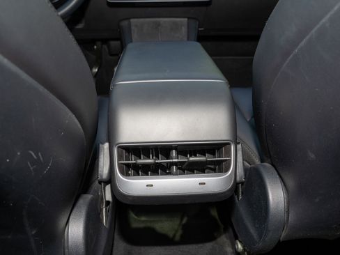 Used 2022 Tesla Model Y Long Range image 19